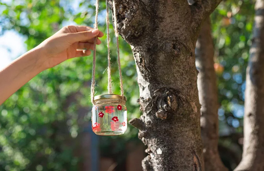 Crafting Homemade Hummingbird Nectar: A Comprehensive Guide